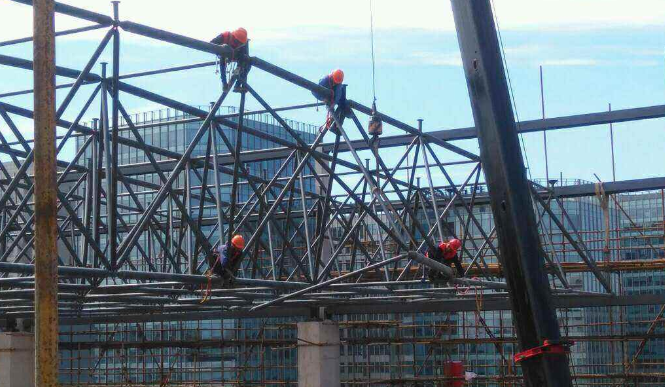 江北论网架装配施工中搭设脚手架应当留神的事故